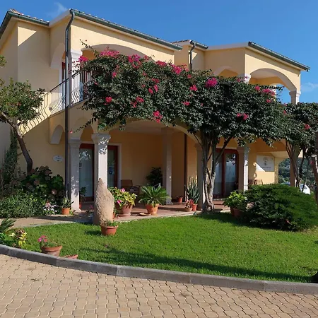 Cozy Flat With Shared Pool * Badesi