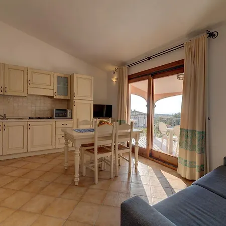 Cozy Flat With Shared Pool *
